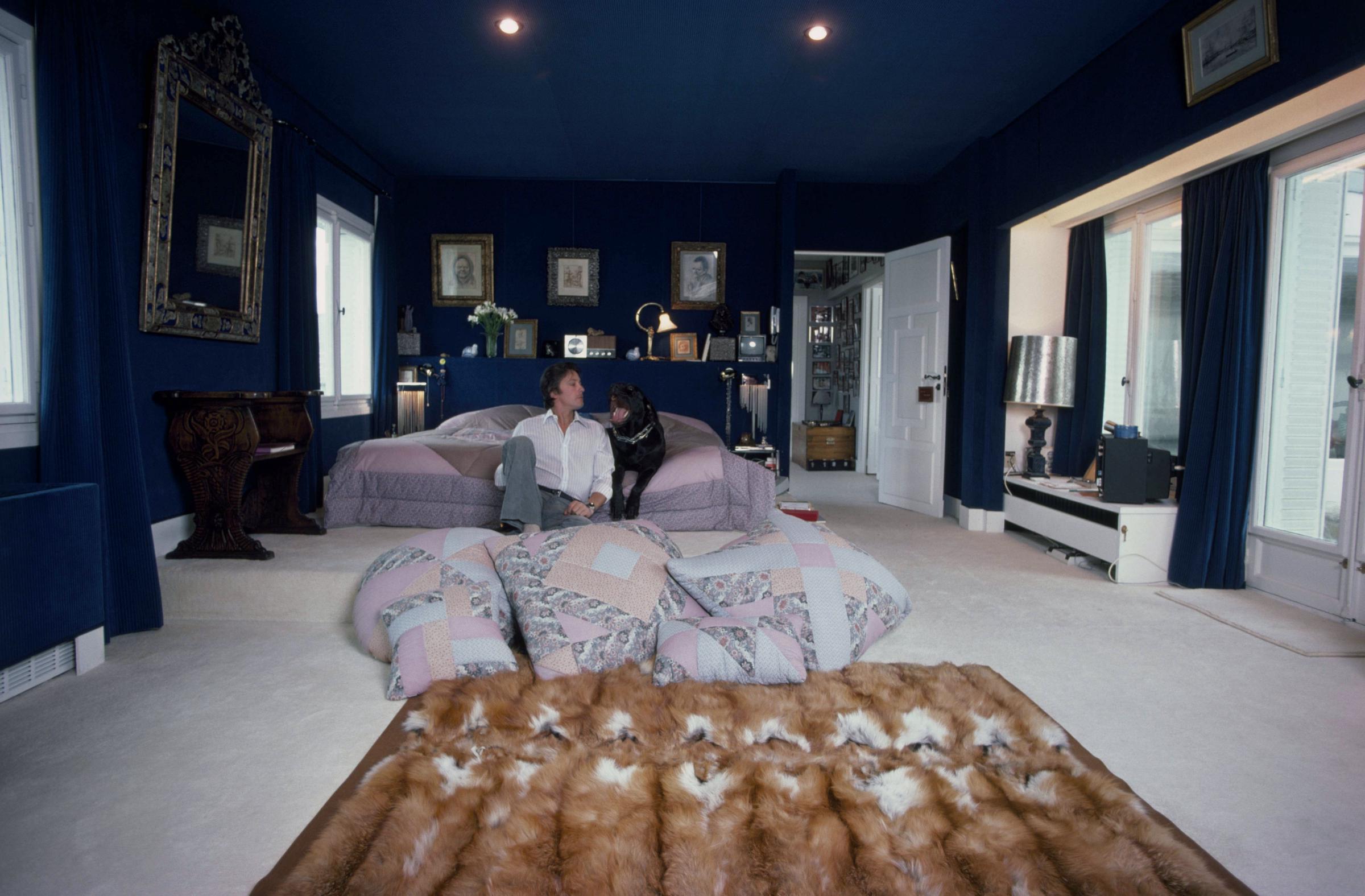 Alain Delon with his dog at his home in Paris, France, on March 22, 1978. | Source: Getty Images