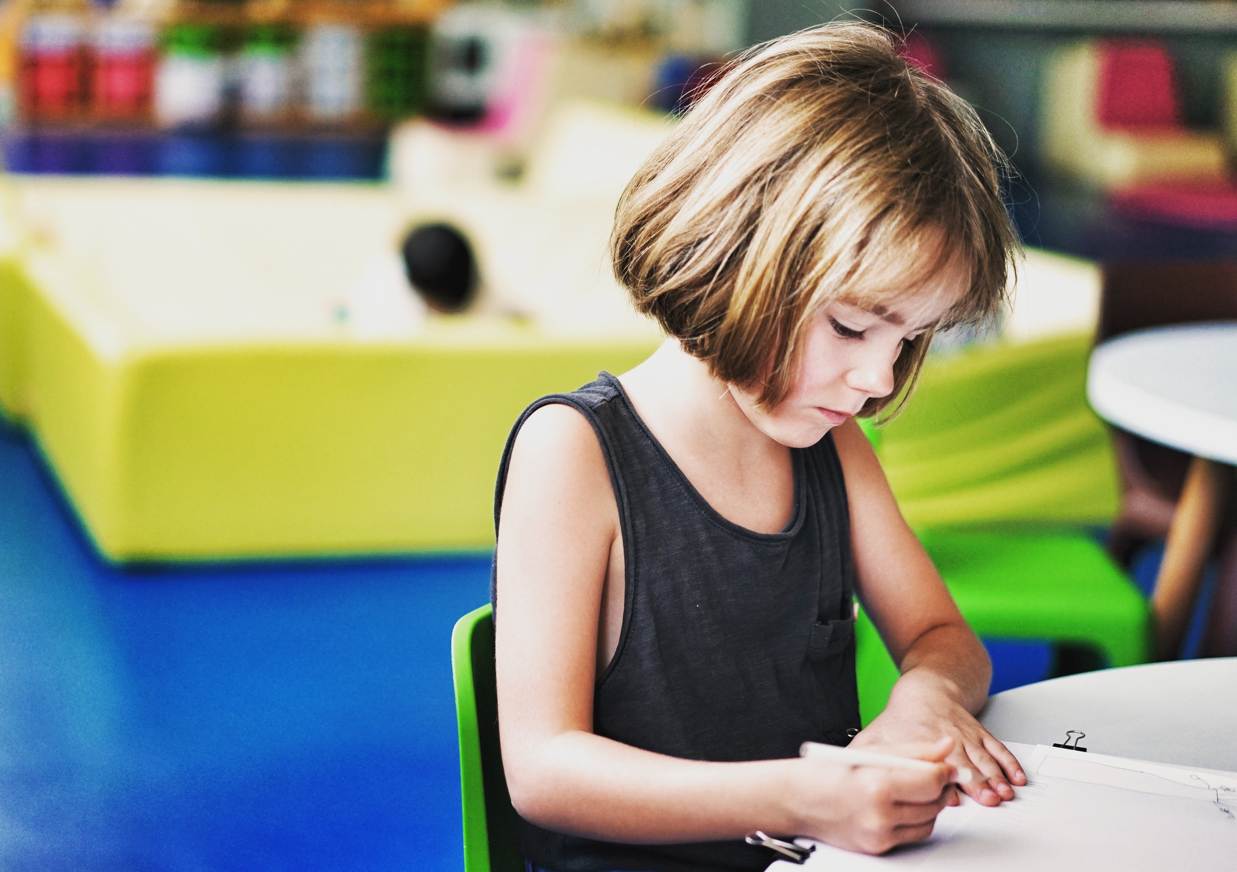 A little girl writing | Source: Unsplash.com