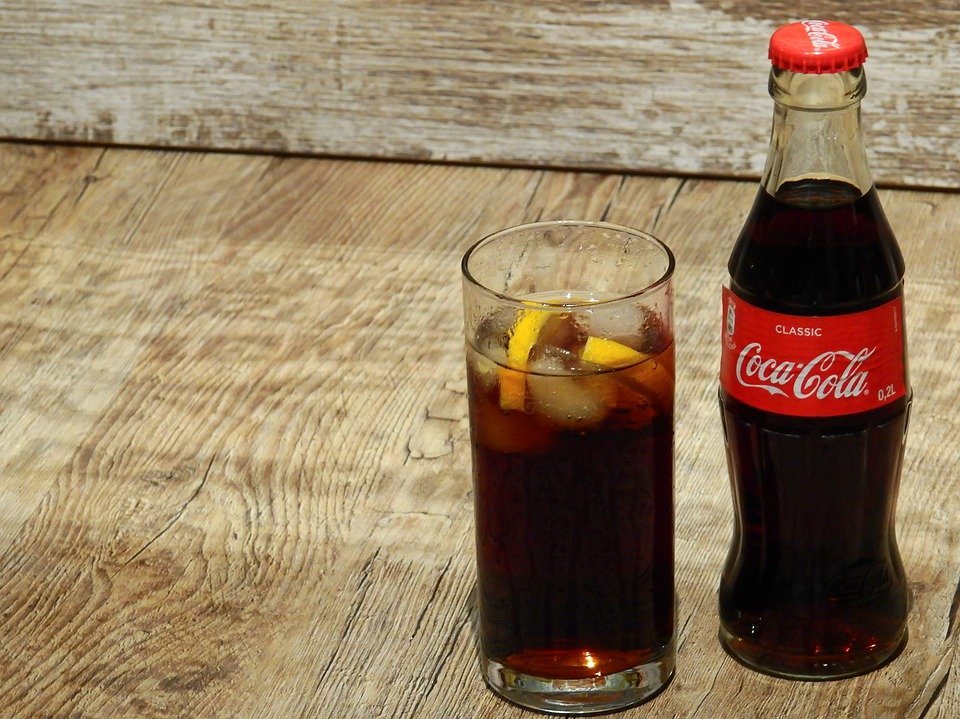 Coca Cola Flasche und Glas | Quelle: Pixabay