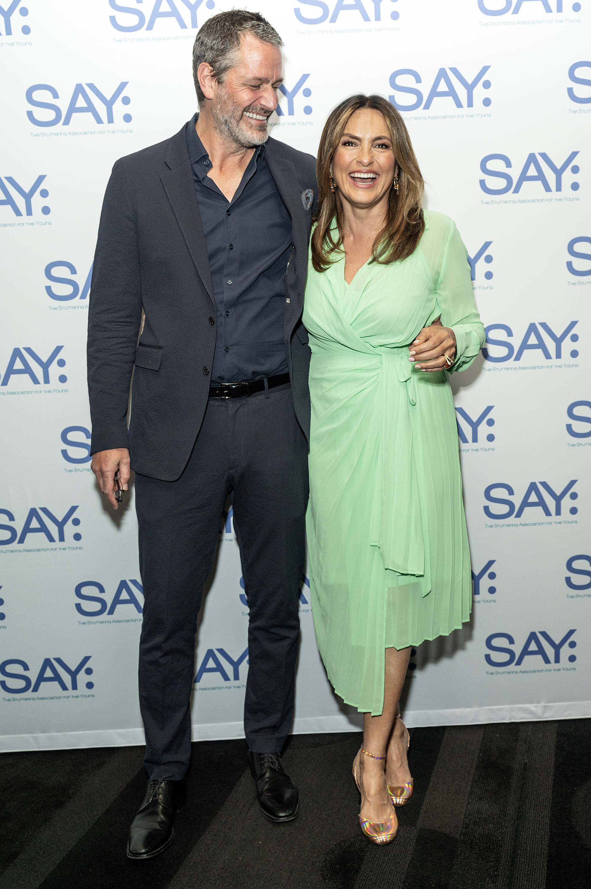 Peter Hermann y Mariska Hargitay en la gala benéfica 2023 de la Stuttering Association For The Young (SAY) en Nueva York, en 2023. | Foto: Getty Images