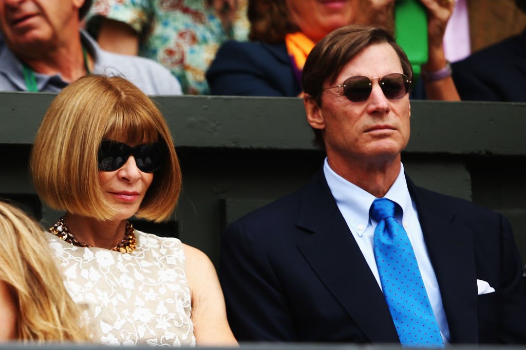 Anna Wintour und Shelby Bryan sitzen in der Royal Box am Center Court vor dem Endspiel der Ladies 'Singles zwischen Eugenie Bouchard aus Kanada und Petra Kvitova aus der Tschechischen Republik in London, England. (Foto von Clive Brunskill) I Quelle: Getty Images