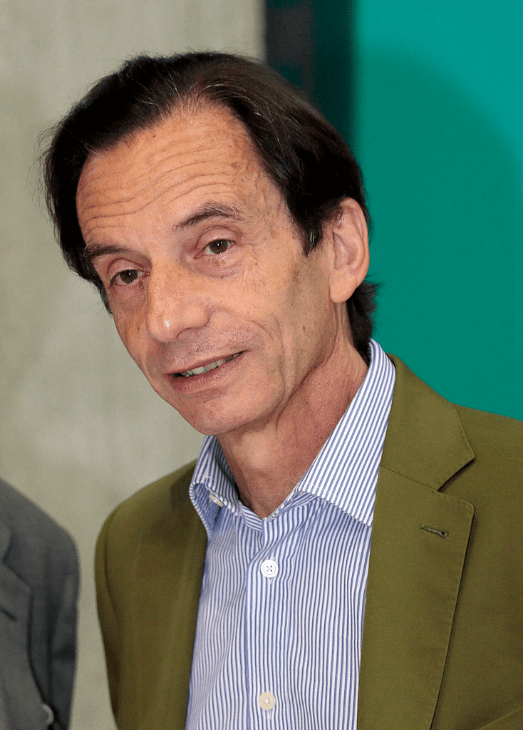 Le journaliste Français Olivier Barrot pose lors d'une cérémonie marquant le 50ème anniversaire de France Culture, le 6 septembre 2013 à Paris. | Photo : Getty Images Le journaliste Français Olivier Barrot pose lors d'une cérémonie marquant le 50ème anniversaire de France Culture, le 6 septembre 2013 à Paris. | Photo : Getty Images