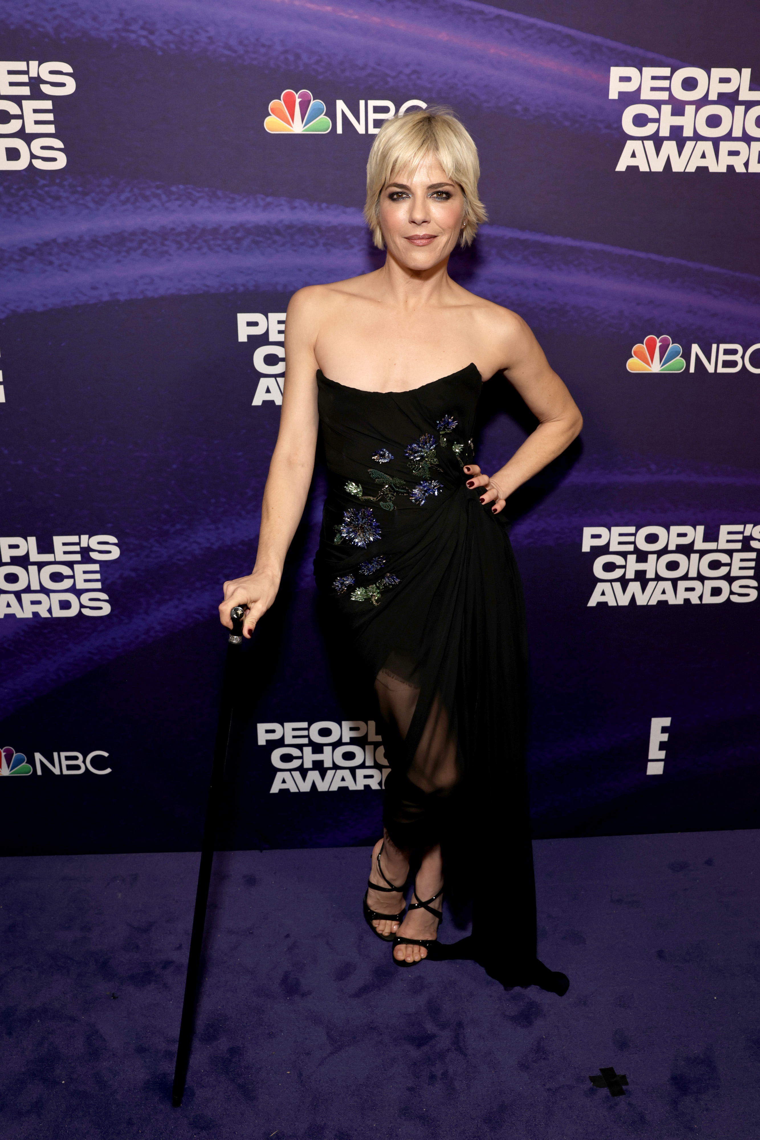 Selma Blair, recipient of The Competition Contestant of 2022 award for "Dancing with the Stars," strikes a pose backstage at the 2022 People's Choice Awards on December 6, 2022, in Santa Monica, California | Source: Getty Images