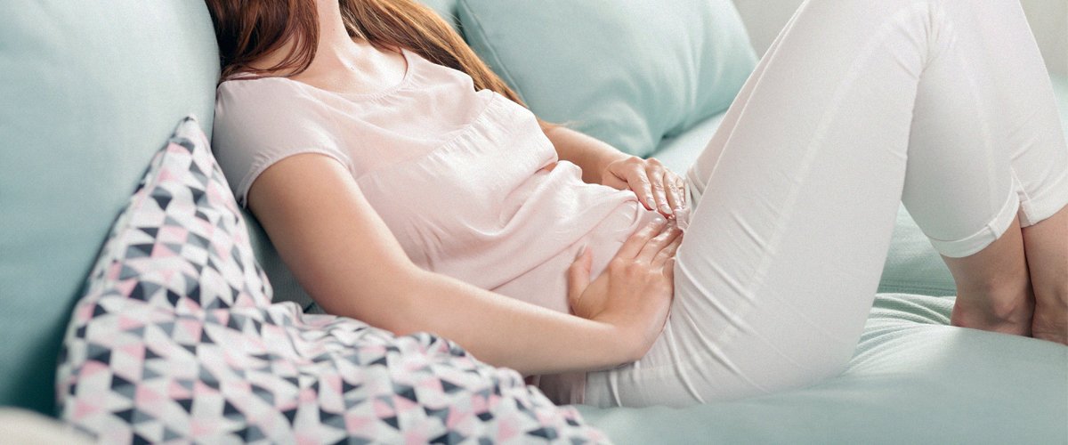 Une femme mal au ventre. | Photo : Shutterstock