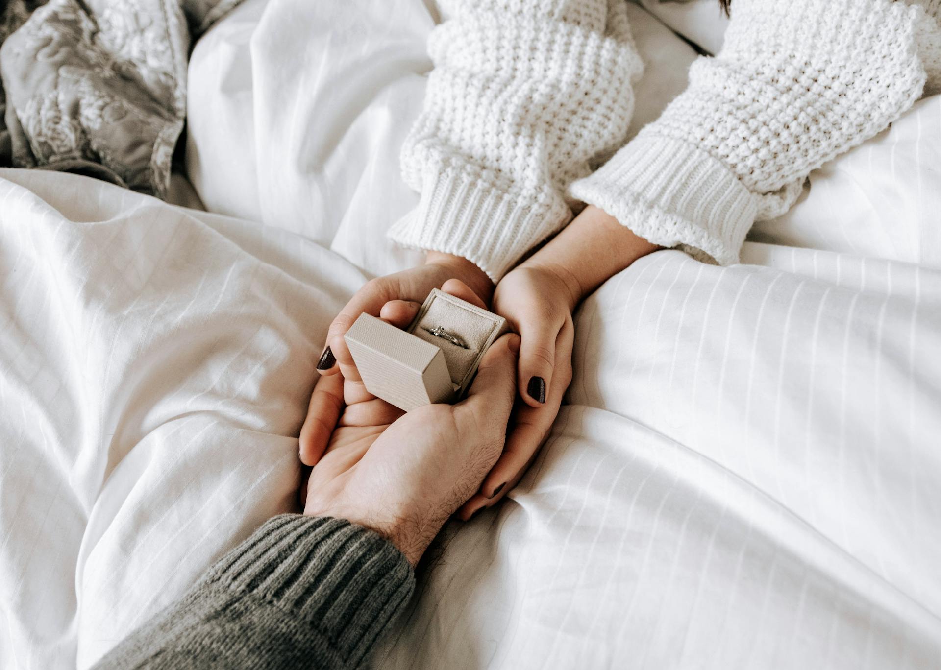 A closeup shot of a man proposing to his girlfriend with a ring | Source: Pexels