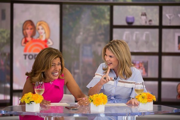 Hoda Kotb and Jenna Bush Hager on the set of Today show | Photo: Getty Images
