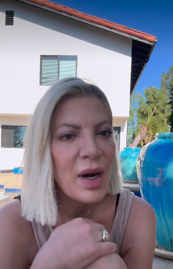 Tori Spelling talking about the car crash before Easter, on a video posted on April 7, 2026 | Source: Instagram/torispelling