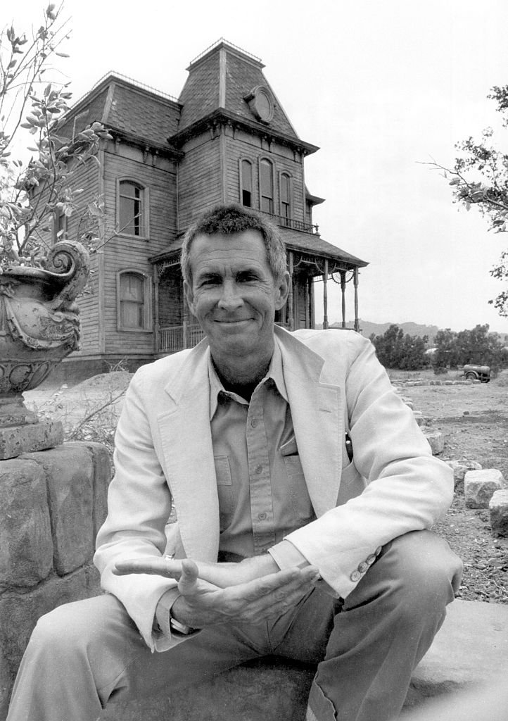 Anthony Perkins on the PSYCHO movie set at Universal Studios on June 24, 1985 in Los Angeles, California | Photo: Getty Images