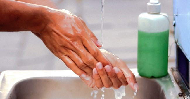 A person washing their hands well with soap. | Source: pxhere.com 
