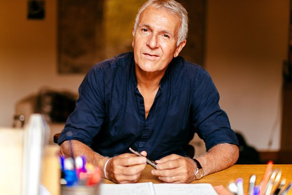 Le journaliste et écrivain Gilles Martin-Chauffier est photographié pour Paris Match le 6 septembre 2018 à Paris, en France. | Photo : Getty Images Le journaliste et écrivain Gilles Martin-Chauffier est photographié pour Paris Match le 6 septembre 2018 à Paris, en France. | Photo : Getty Images