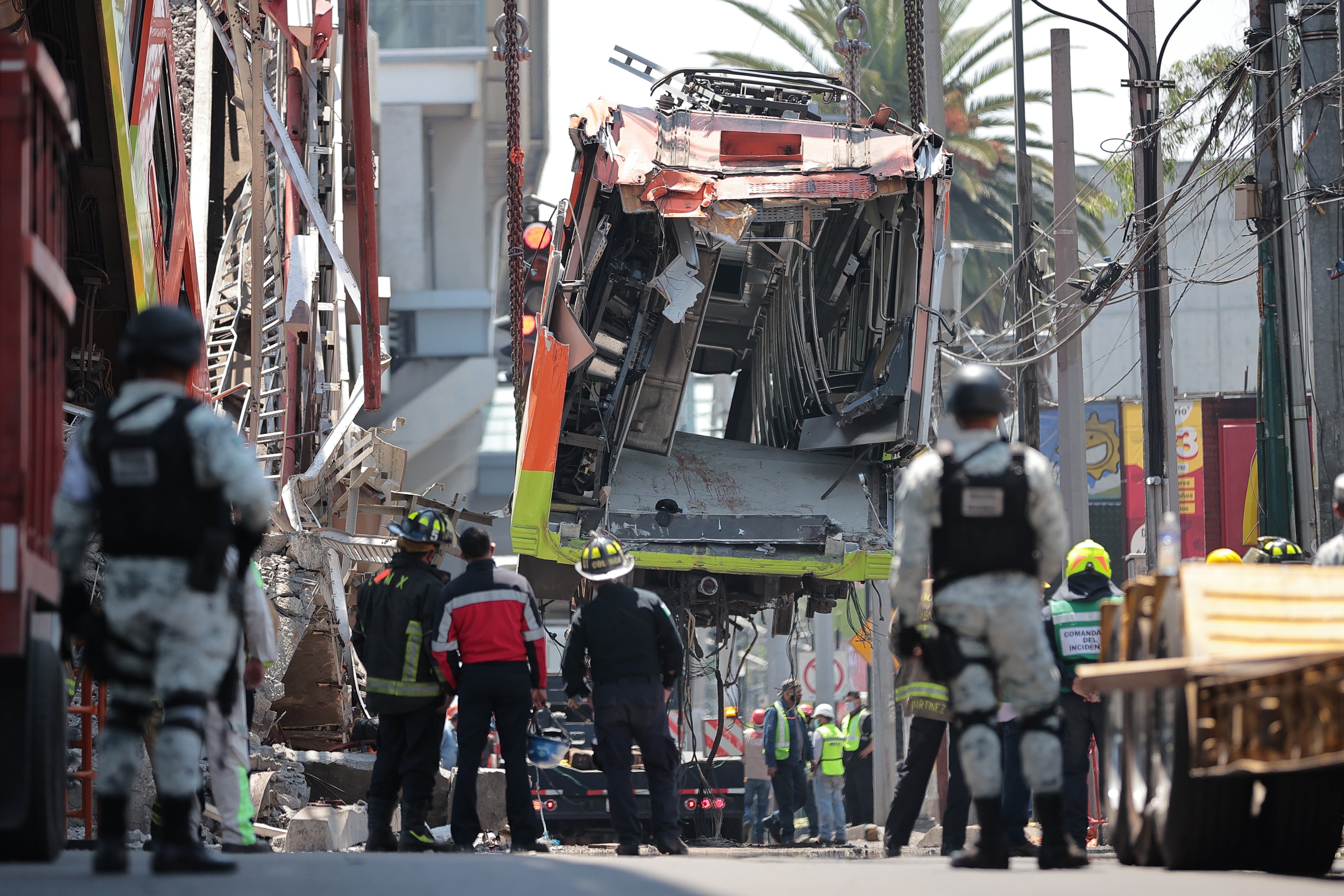 Personal remueve escombros de vagones caídos en el colapso de la Línea 12 del Metro de CDMX. | Foto: Getty Images