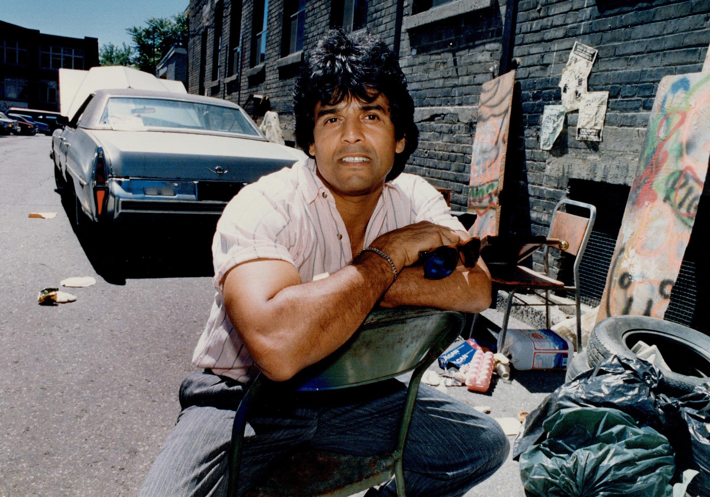 The actor on the streets of Toronto on July 20, 1988. | Source: Getty Images