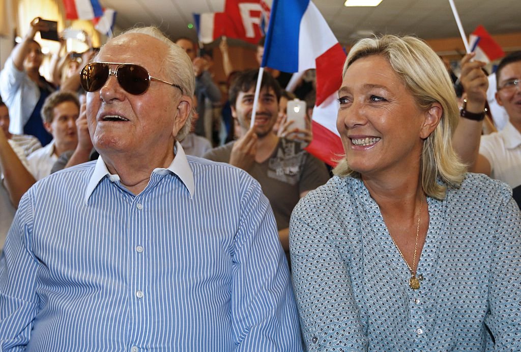 La dirigeante d'extrême droite française Marine Le Pen et son père, l'ancien dirigeant d'extrême droite français Jean-Marie Le Pen, assistent à un congrès d'été de la jeunesse du parti d'extrême droite Front National, le 7 septembre 2014. І Sources : Getty Images