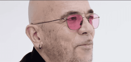 Gros plan de Pascal Obispo dans le clip "On n'est pas seul sur la Terre". | Youtube/Pascal Obispo Gros plan de Pascal Obispo dans le clip "On n'est pas seul sur la Terre". | Youtube/Pascal Obispo