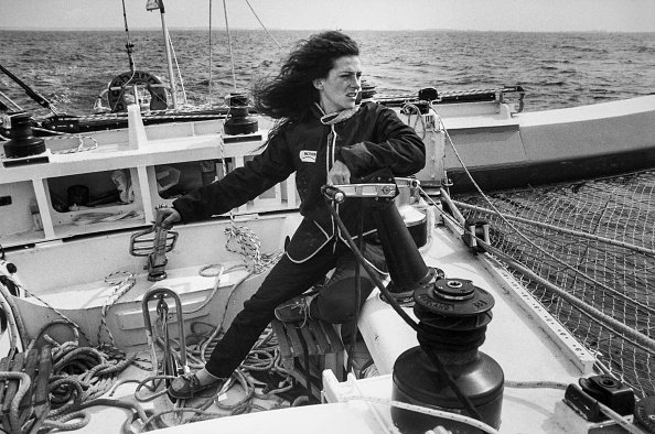 Florence Arthaud prépare la Transat en Solitaire sur son trimaran 'Boitherm' à La Trinité le 24 mai 1984, France | Getty Images