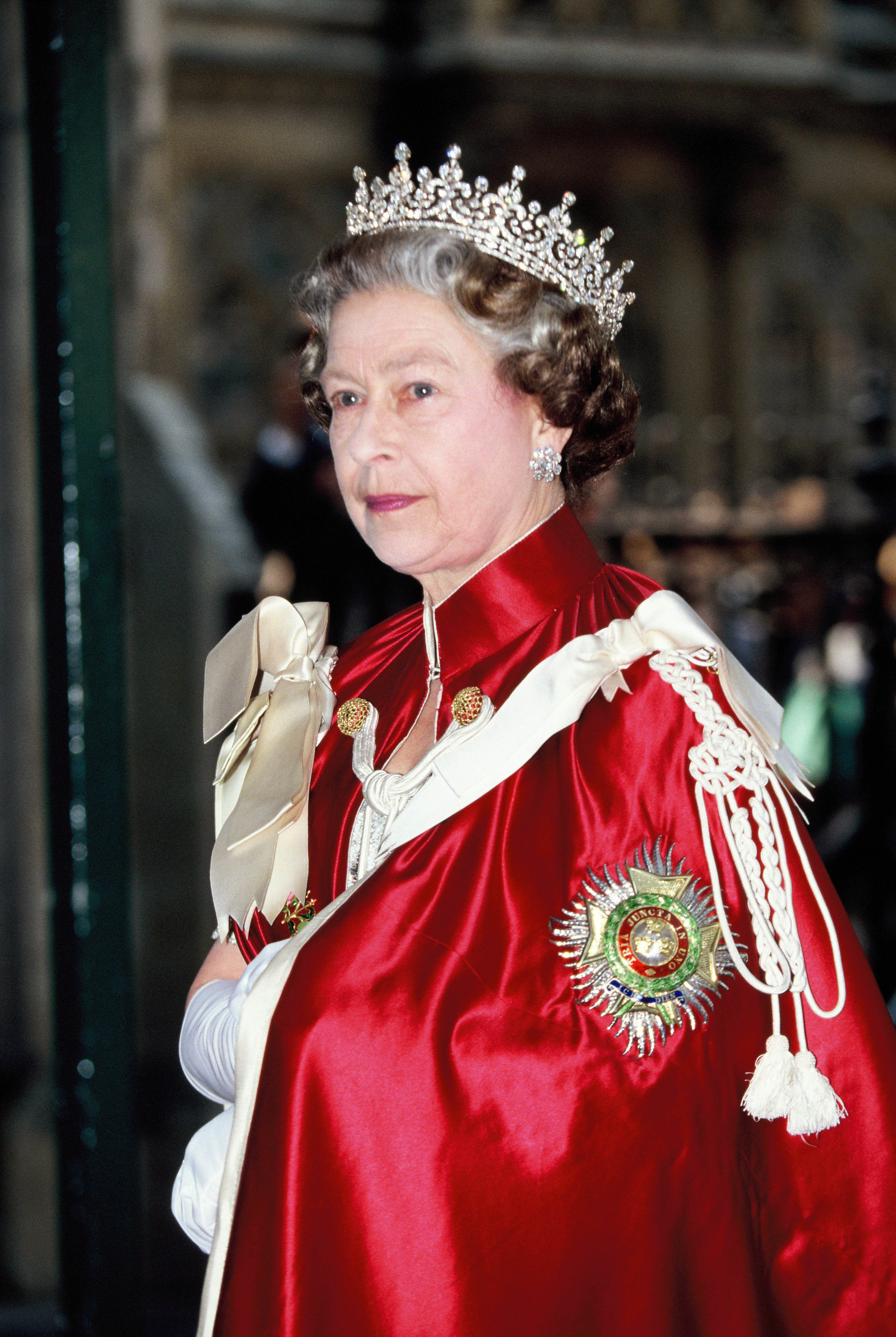 La reine Elizabeth II assiste à l'Ordre du bain à l'abbaye de Westminster en 1990 ca. à Londres, en Angleterre. | Source: Getty Images