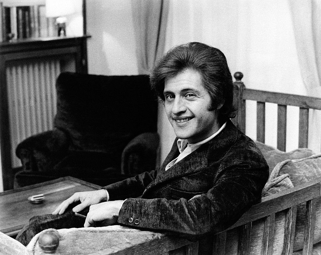 Portrait du chanteur français d'origine américaine Joe Dassin, souriant. Paris, années 1970. | Photo : Getty Images