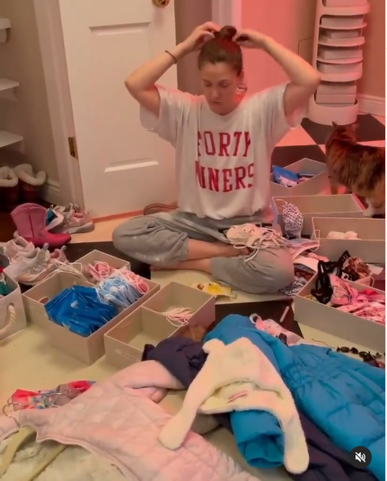 Drew Barrymore doing Spring cleaning at her home from an Instagram post dated March 2, 2021 | Source: Instagram/drewbarrymore/