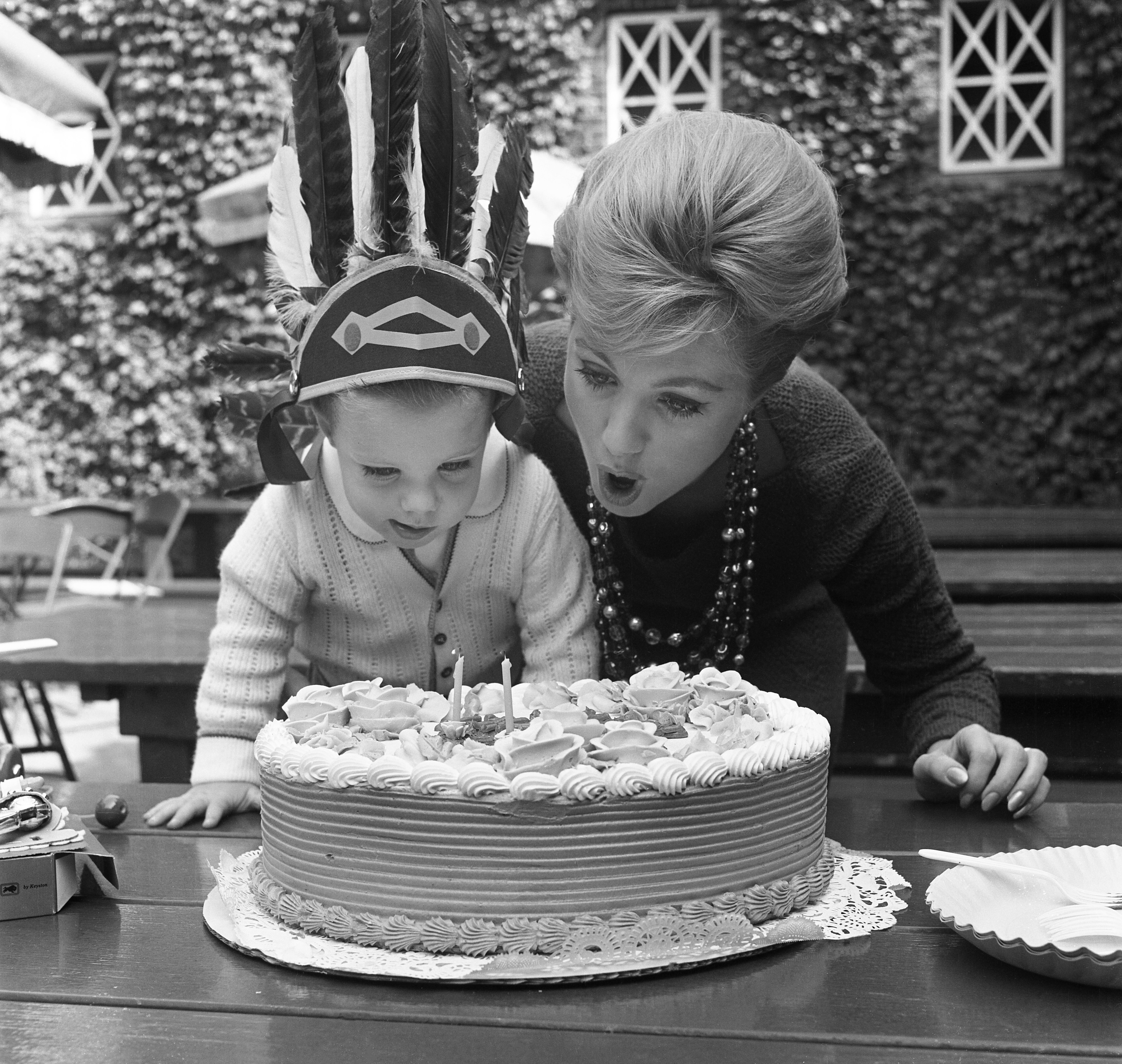 Shaun Cassidy celebrating his second birthday with his mother Shirley Jones, in New York on October 15, 1960. | Source: Bettmann Archive/Getty Images