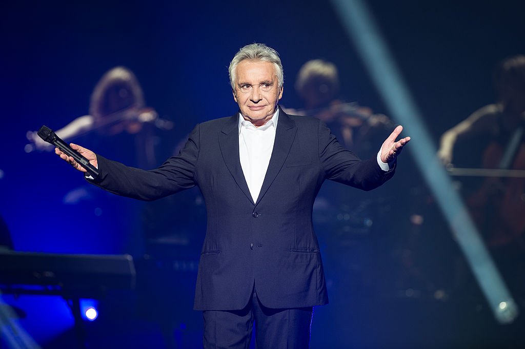 Michel Sardou sur scène. ǀ Source : Getty Images