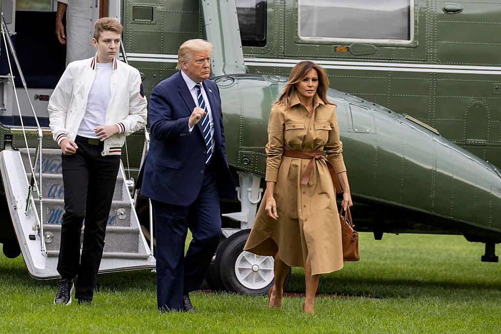 Barron Trump, Donald Trump y Melania Trump caminan por el jardín sur de la Casa Blanca. | Foto: Getty Images