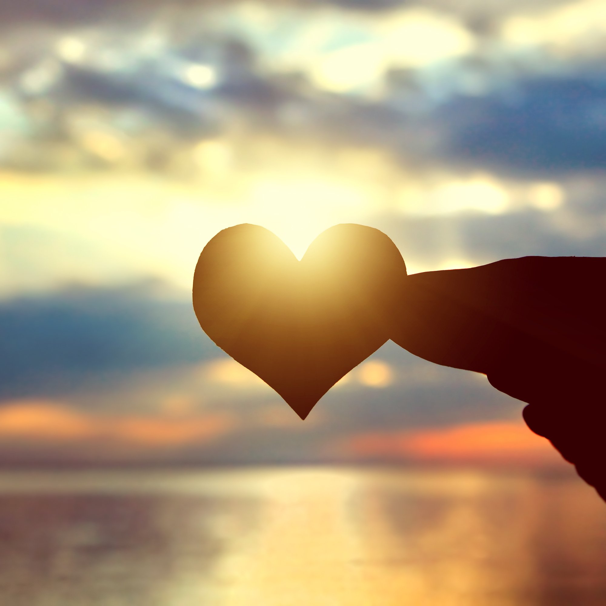 Silueta de corazón a contraluz.| Fuente: Shutterstock Silueta de corazón a contraluz.| Fuente: Shutterstock