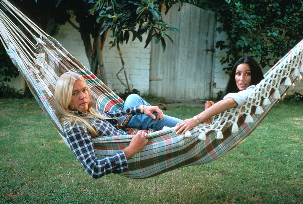 Cher and Gregg Allman pose for a portrait in a hammock at their home on October 30, 1977, in Beverly Hills | Photo: Getty Images
