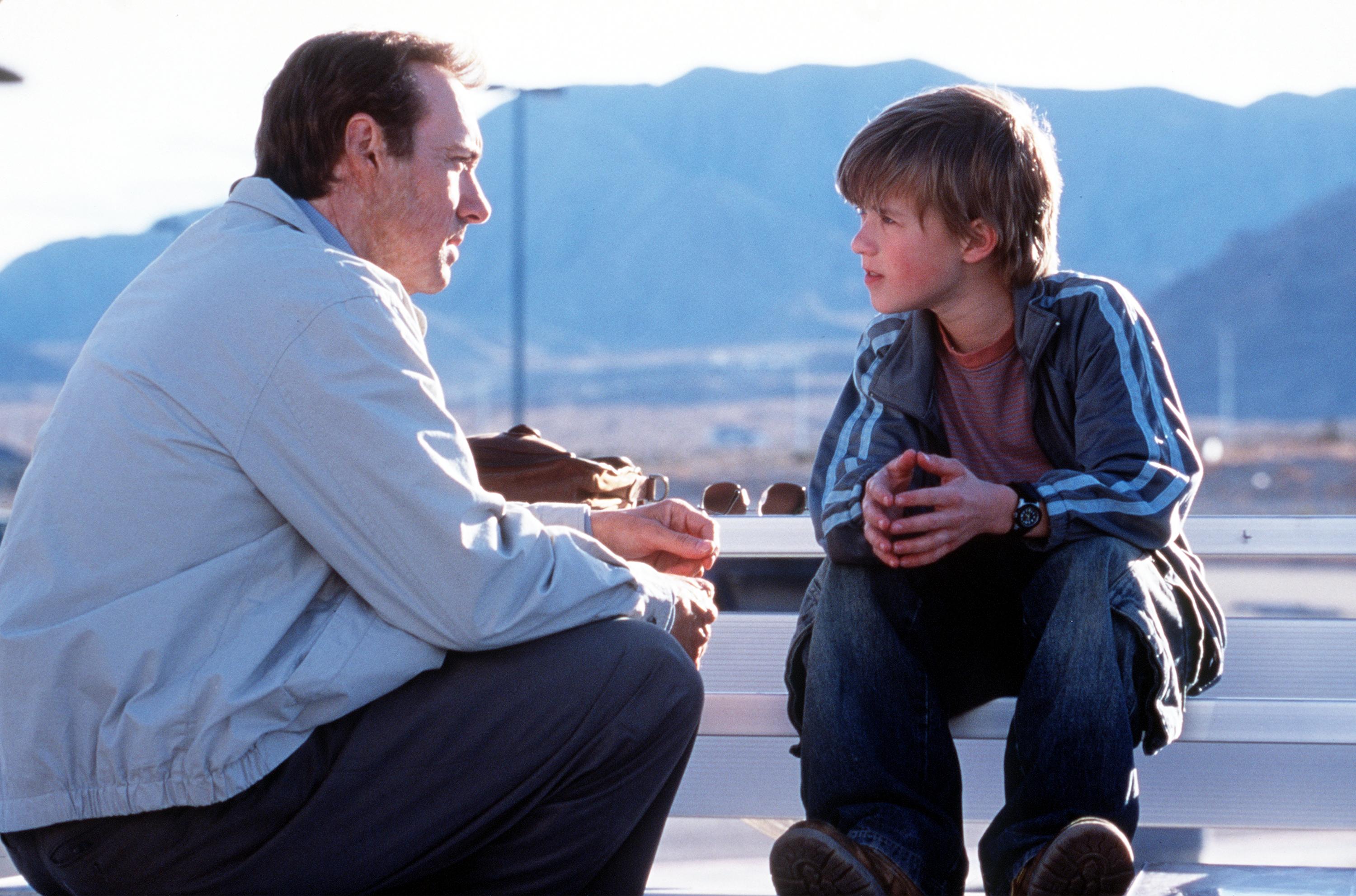 Kevin Spacey and Haley Osment on the set of "Pay It Forward," 2000 | Source: Getty Images