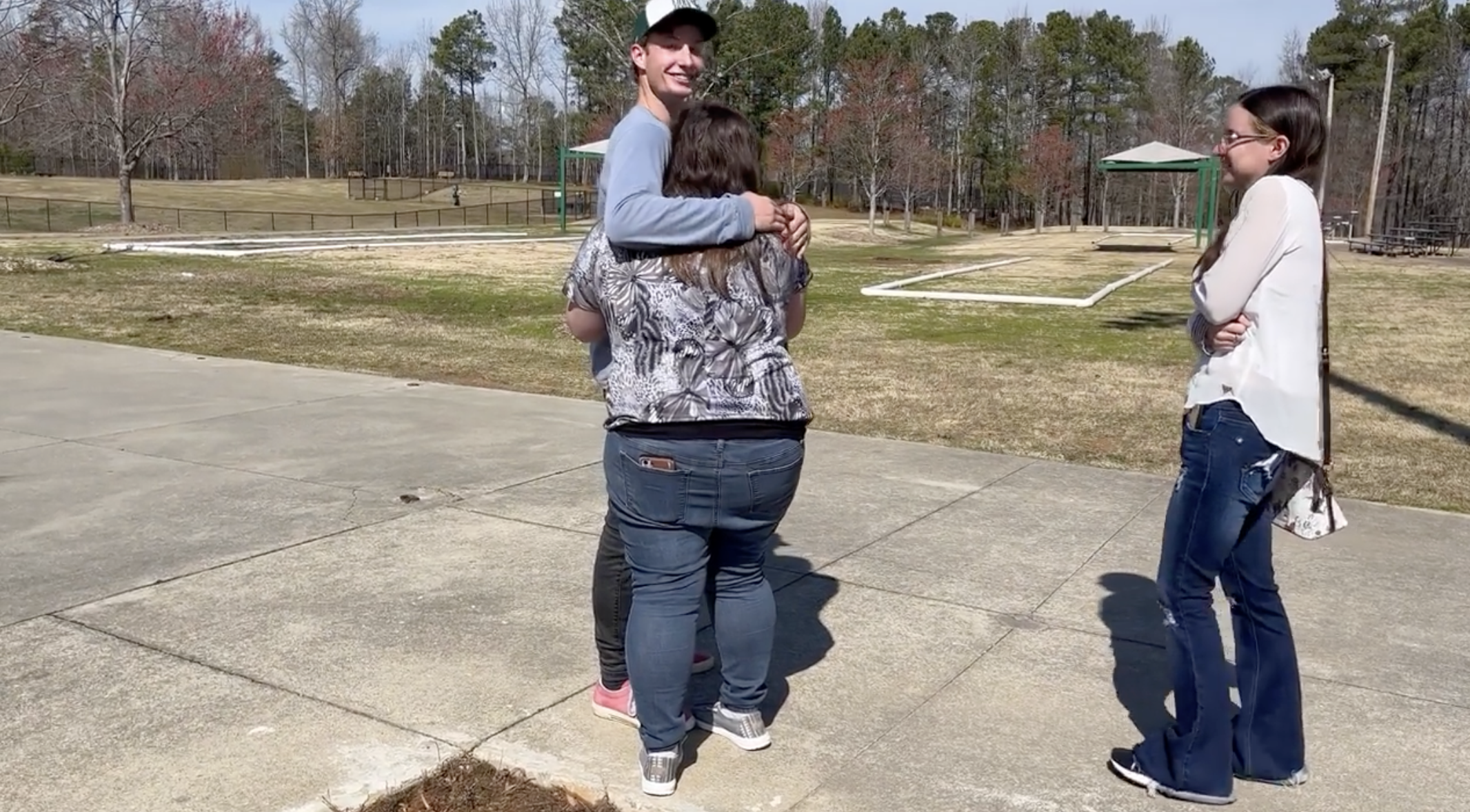 Jeremy Hudson lächelt und umarmt seine Schwester Sophia Williams, während Tara Hammock die beiden aus kurzer Entfernung anhimmelt. | Quelle: Facebook.com/100009233913536