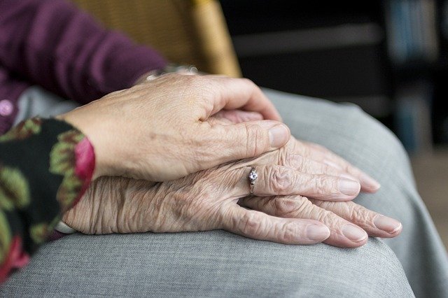 Manos de ancianos tocándose. | Foto: Pixabay