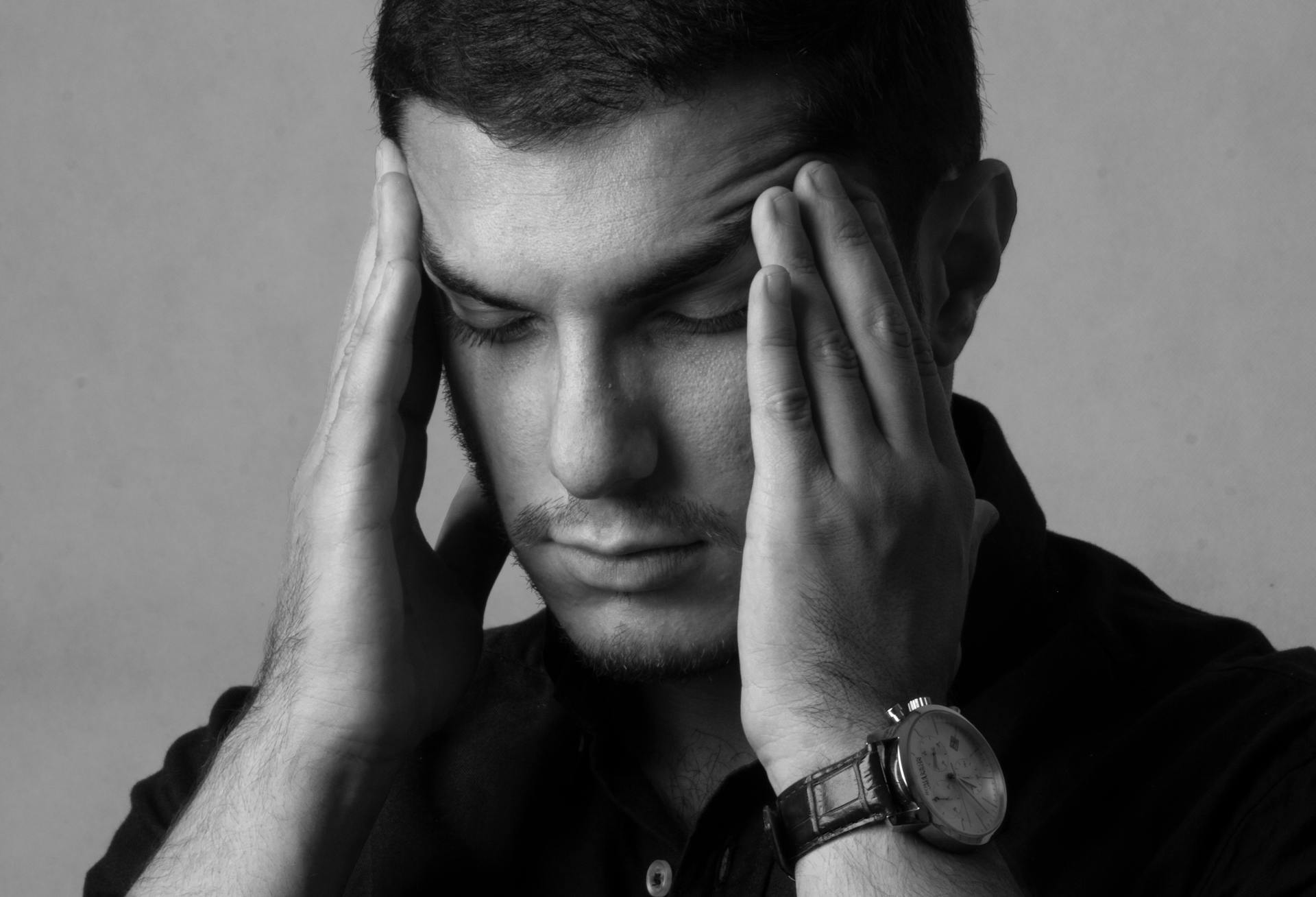 A man with his fingers on his temples | Source: Pexels