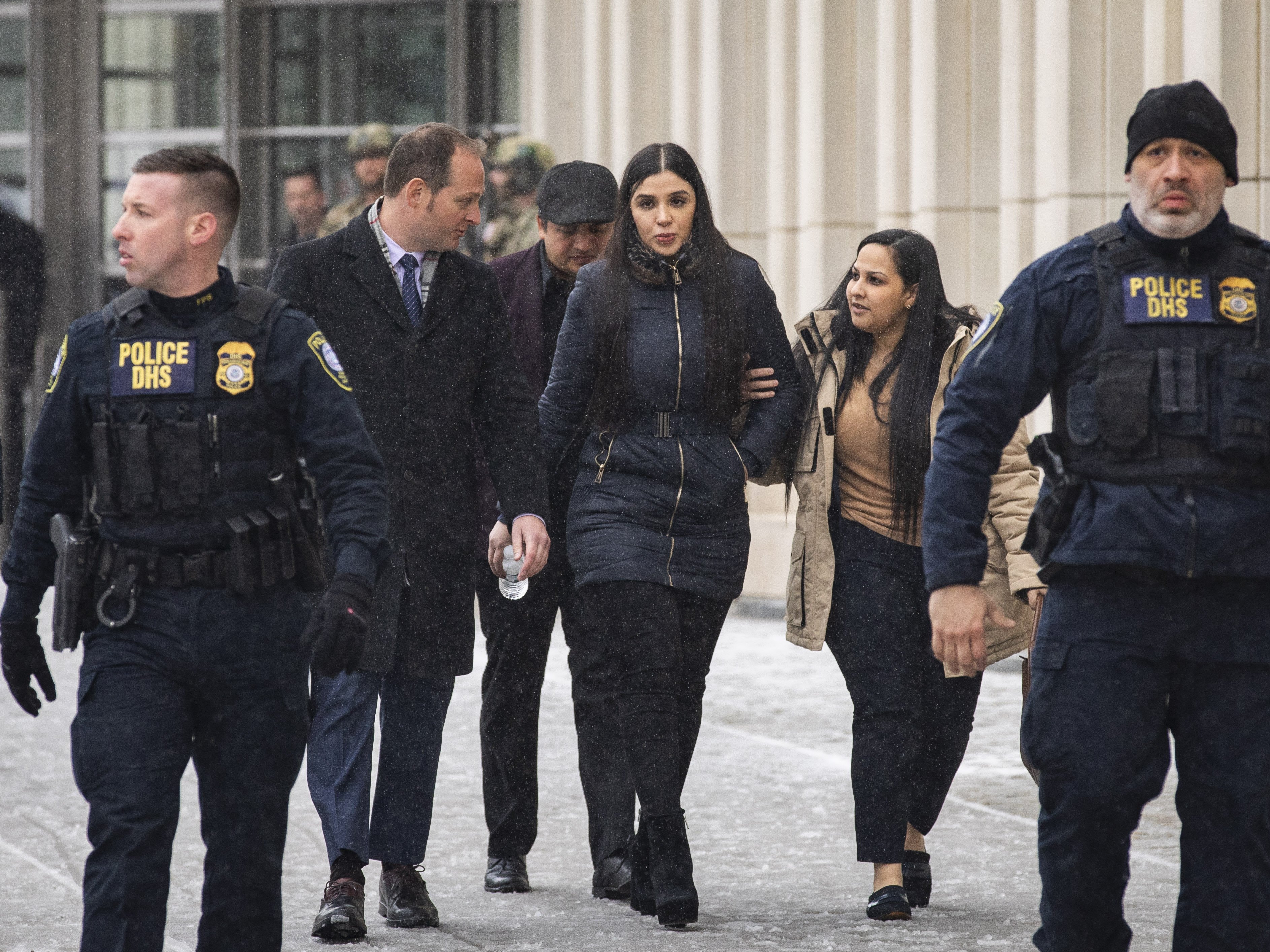 Emma Coronel rodeada de personal de seguridad el pasado 17 de julio en las afueras del tribunal que sentenció a "El Chapo" a cadena perpetua. || Fuente: Getty Images Emma Coronel rodeada de personal de seguridad el pasado 17 de julio en las afueras del tribunal que sentenció a "El Chapo" a cadena perpetua. || Fuente: Getty Images