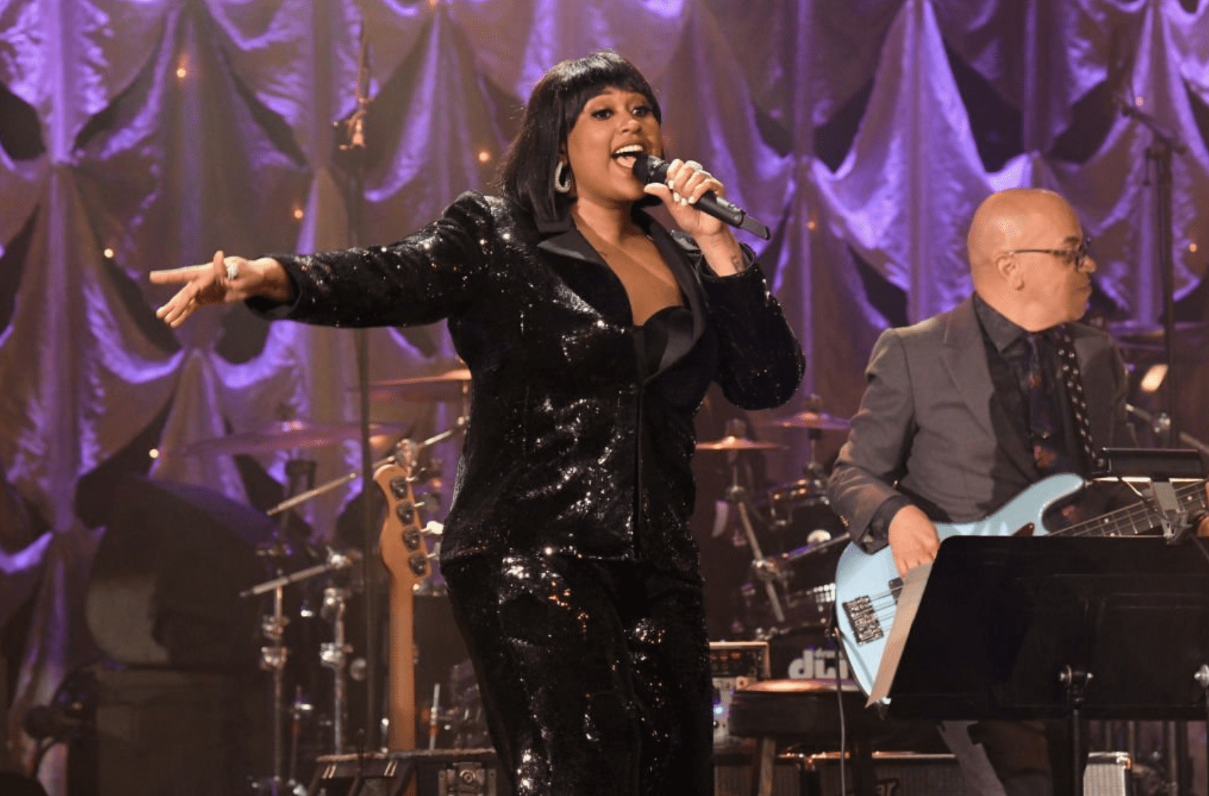 R&B singer Jazmine Sullivan during her 2019 performance for the Pre-Grammy gala at the Beverly Hilton Hotel in Beverly Hills, California. | Source: Getty Images