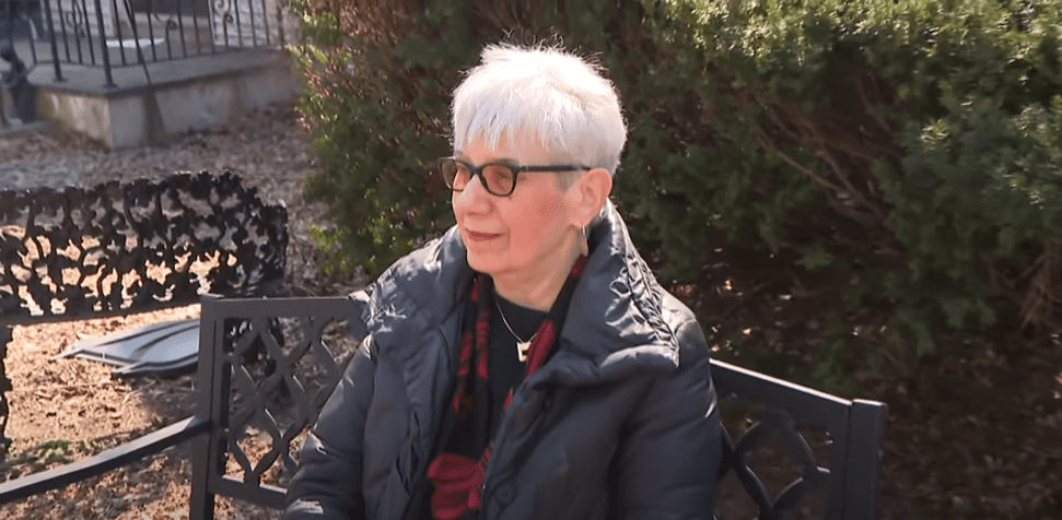 Evelyn Shaw from Bronx, New York, who has finally been vaccinated, but was still wary about seeing her grandkids. | Photo: YouTube/Inside Edition