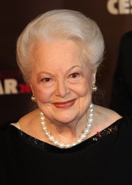 Olivia de Havilland arrives at the 36th Cesar Awards at Theatre du Chatelet on February 25, 2011 in Paris, France | Photo: Getty Images