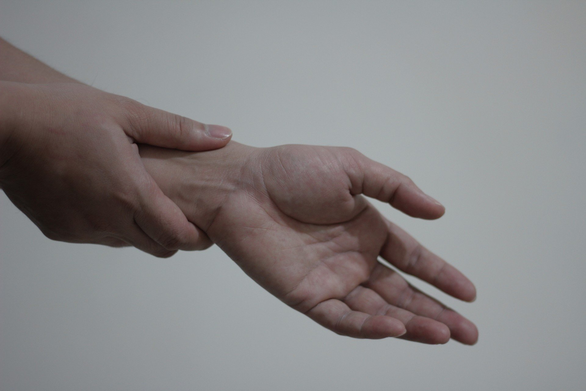 Dolor de muñeca. Fuente: PublicDomainPictures Dolor de muñeca. Fuente: PublicDomainPictures