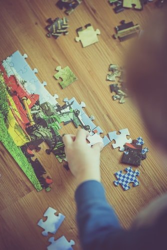 Image montrant quelqu'un qui joue au puzzle. | Photo : Unsplash