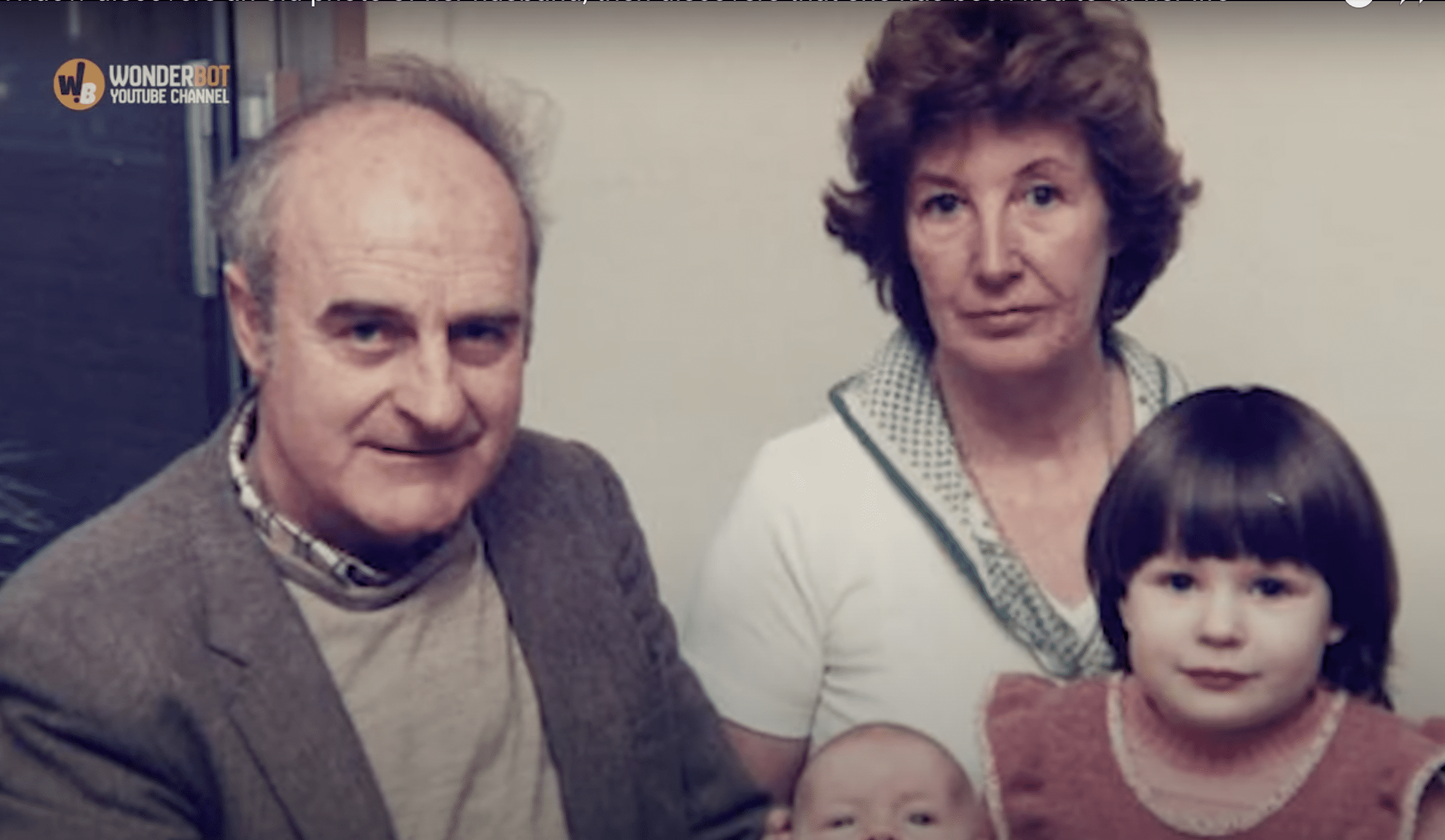 Audrey und Glyndwr Phillips mit ihren beiden Kindern abgebildet. | Quelle: Youtube.com/Wonderbot
