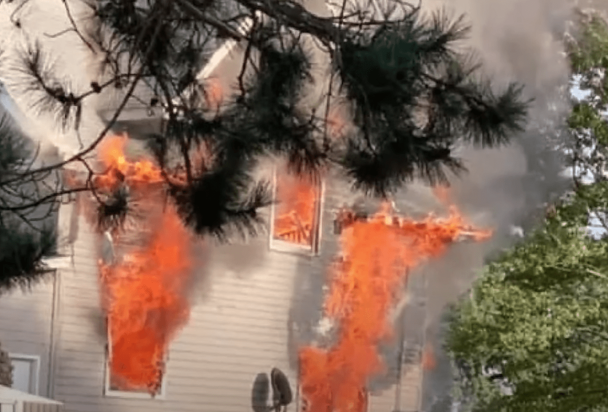 A family home is on fire and a young teen manages to rescue his siblings | Photo: Youtube/WCCO - CBS Minnesota