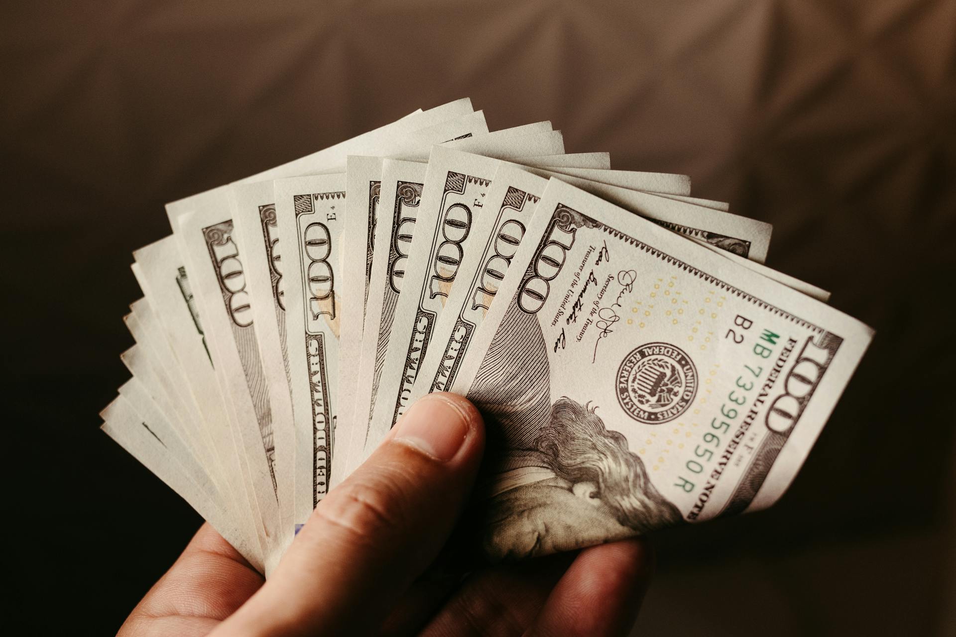 A person holding $100 bills | Source: Pexels