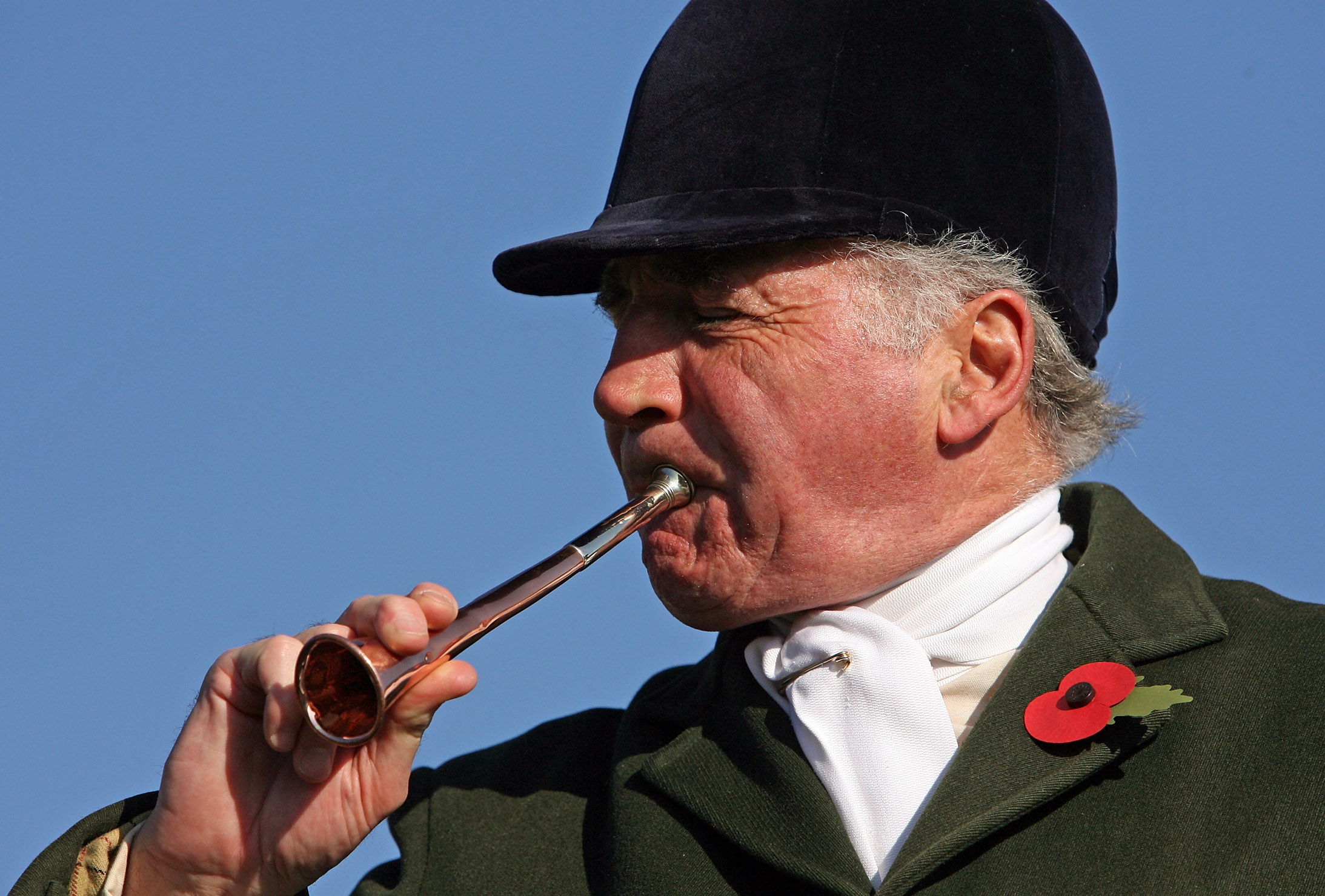 Captain Ian Farquhar sounds his hunting horn on November 3 2007 in Gloucestershire, England | Source: Getty Images