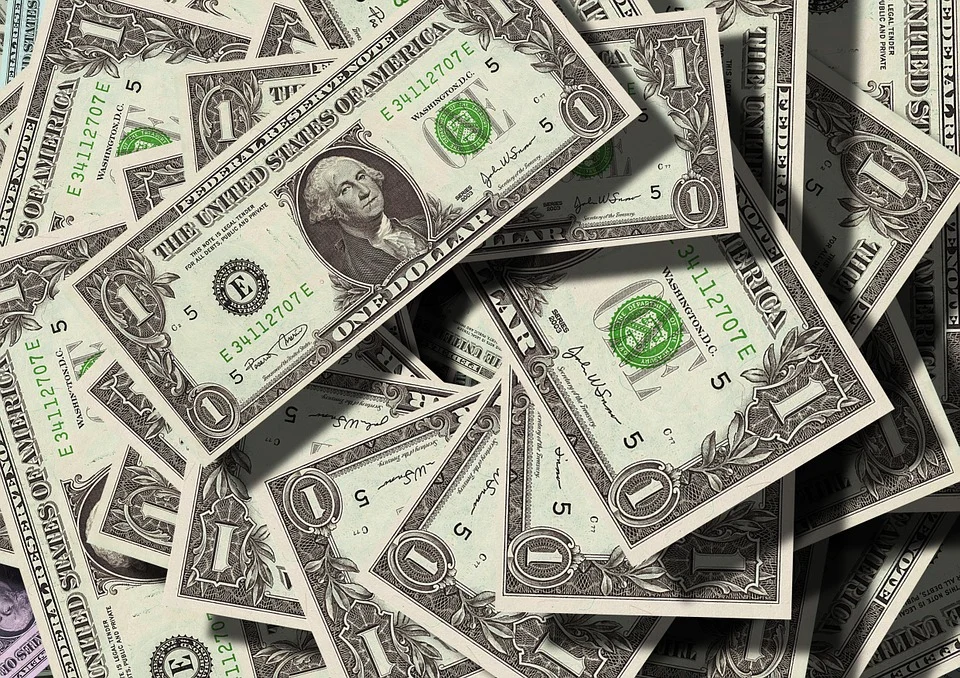 A table full of cash. | Photo: pixabay.com