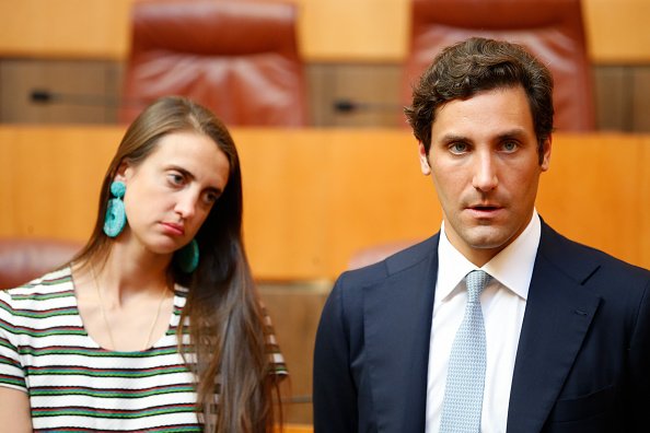 El descendiente de Napoleón Bonaparte, el príncipe Jean-Christophe Napoleón y su prometida la condesa Olympia von Arco-Zinneberg, durante una visita a Córcega en 2019. | Foto: Getty Images