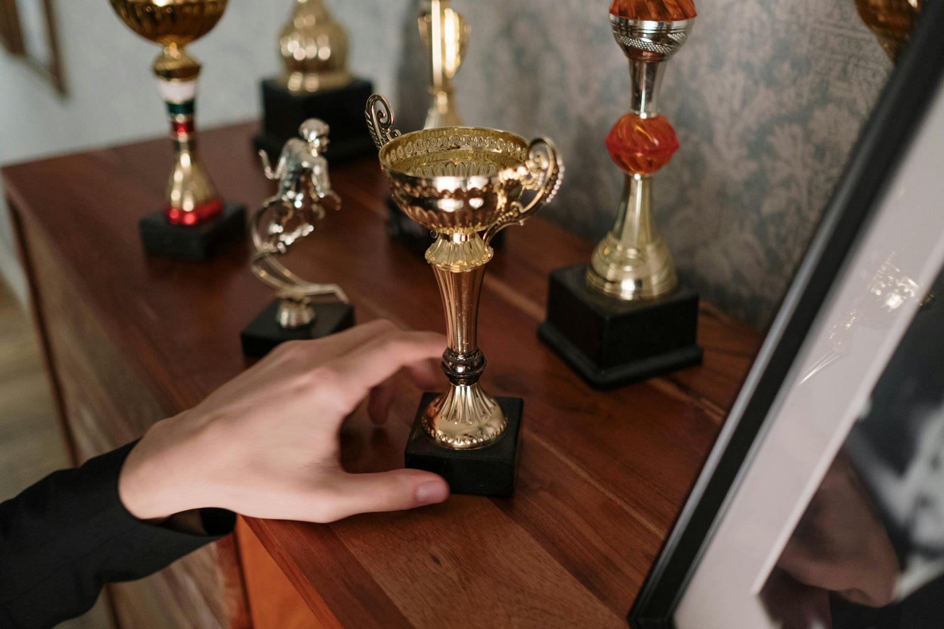 A person holding a trophy | Source: Pexels