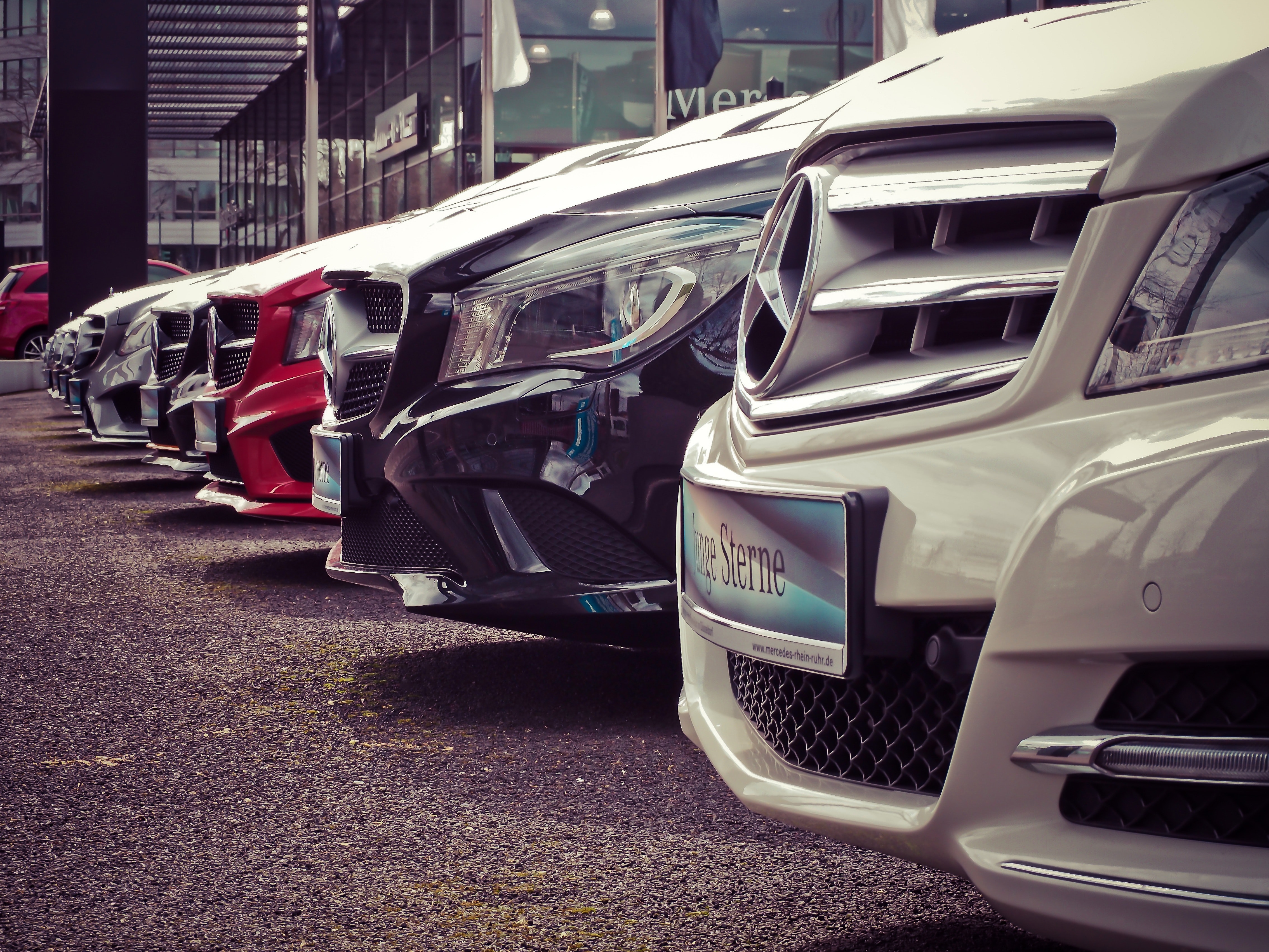 Cars parked in a row | Source: Pexels