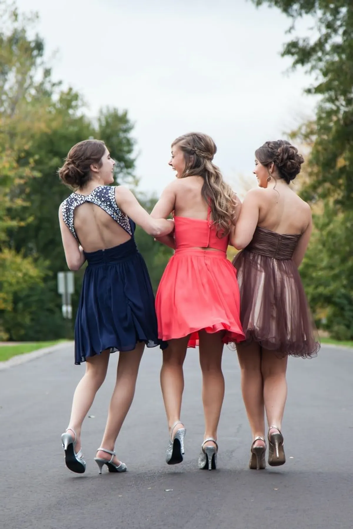 Soudain, il tombe sur trois jeunes femmes joliment habillées et portant des talons hauts. | Photo : Unsplash