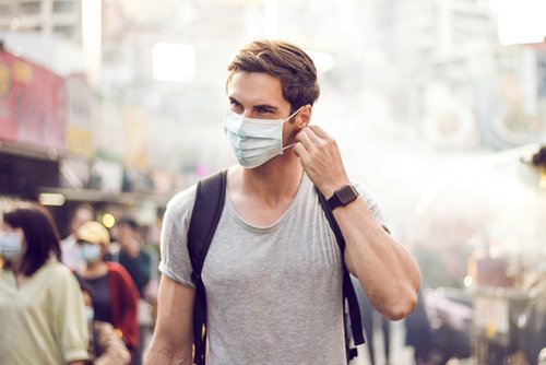 Mann mit Mund- und Nasenschutz | Quelle: Shutterstock
