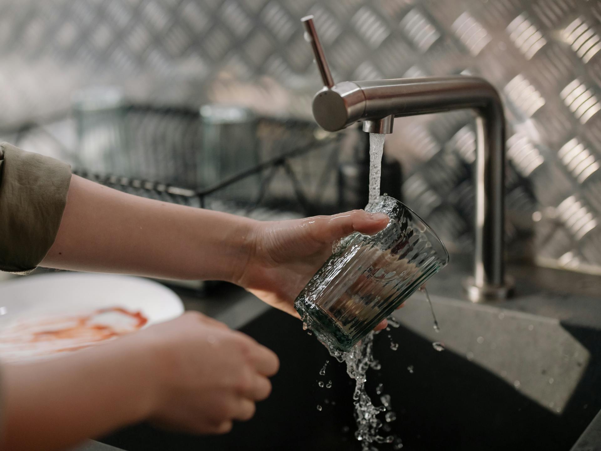 A person washing dishes | Source: Pexels