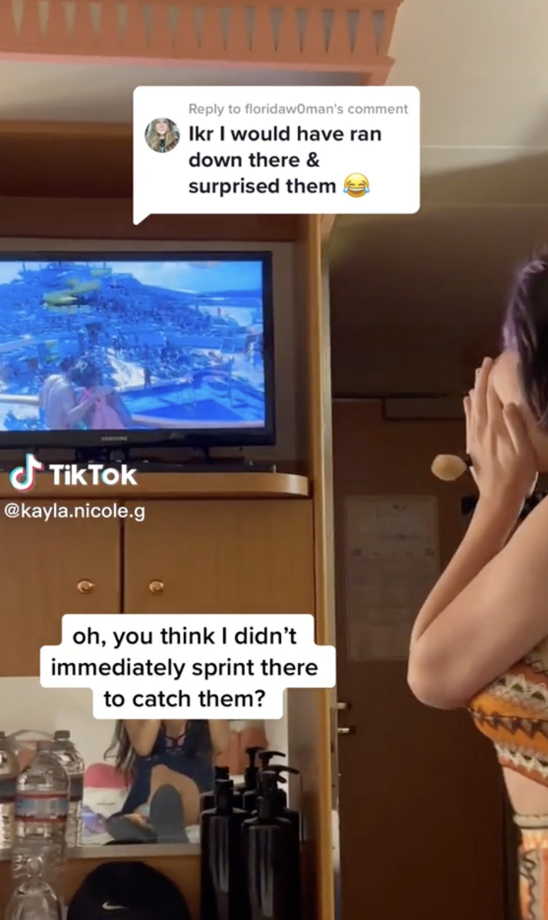 Kayla Gardner ist schockiert, als sie ihren Freund mit einer anderen Frau auf dem Schiffsdeck kuscheln sieht. | Quelle: tiktok.com/@kayla.nicole.g