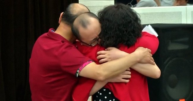Mao Lin hugs his mother, Li Jingzhi and father during an emotional reunion after being abducted in 1988 | Source: Youtube/CCTV Video News Agency